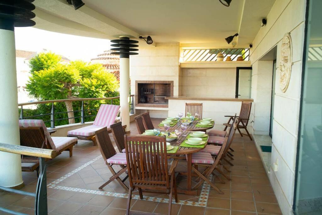 Beachside Villa In Puerto Marina, 贝纳尔马德纳 外观 照片