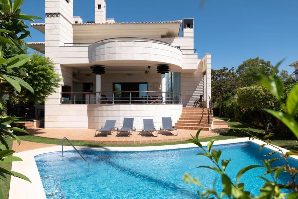 Beachside Villa In Puerto Marina, 贝纳尔马德纳 外观 照片
